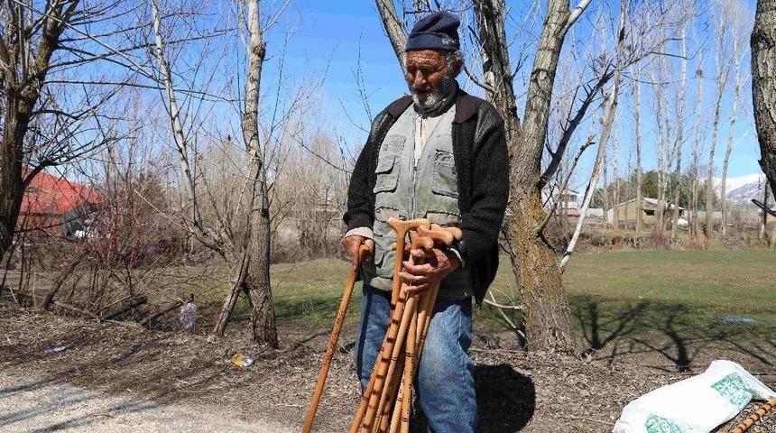 85 Yaşında Baston Satarak Ge&ccedil;iniyor