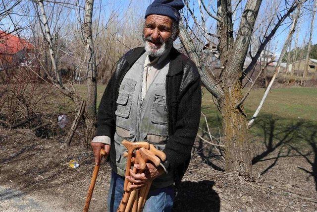 85 Yaşında Baston Satarak Geçiniyor