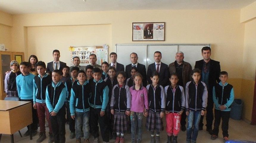 Malazgirtli &Ouml;ğrencilere Kıyafet Dağıtımı