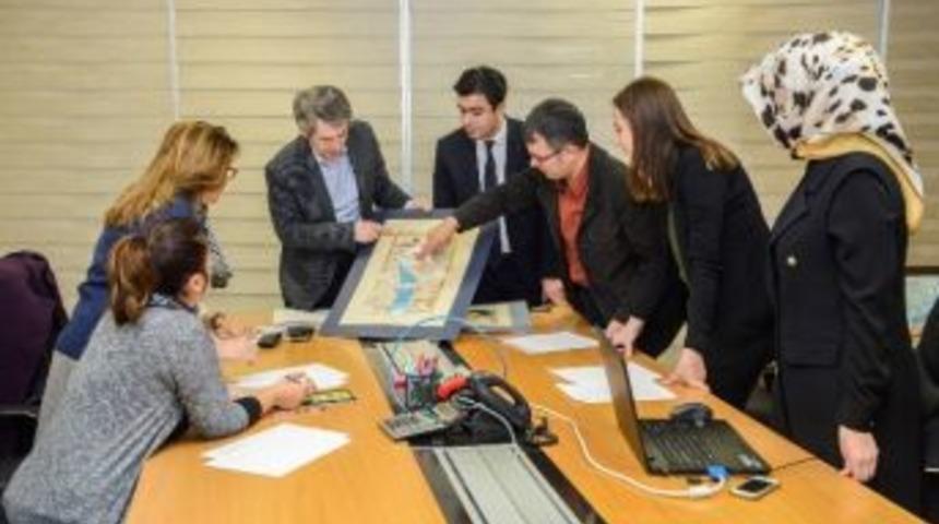 Minyat&uuml;r Yarışmasında Eserler Değerlendiriliyor