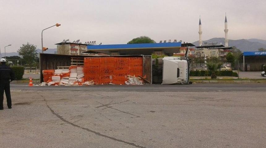 Nazilli&rsquo;de Virajı Alamayan Tır Devrildi