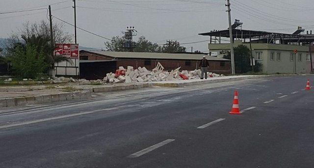 Nazilli’de Virajı Alamayan Tır Devrildi