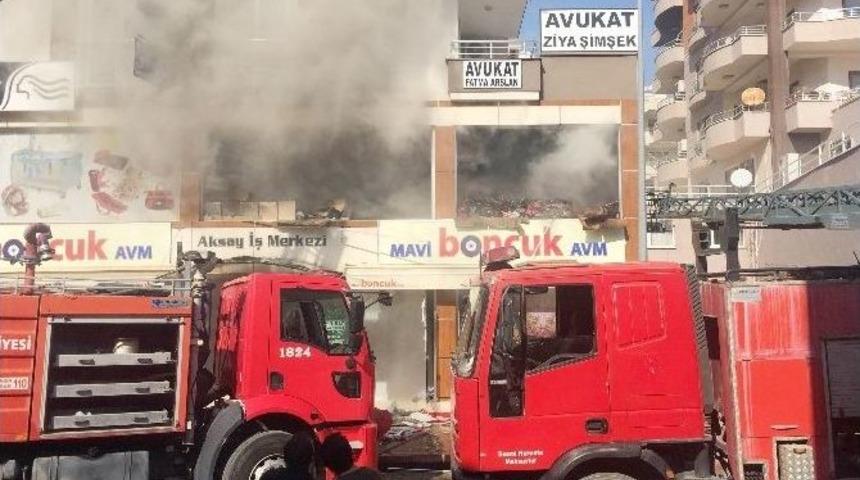 Erdemli&rsquo;de Mağaza Yangını Korkuttu