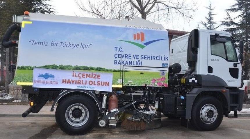 Seyitgazi Belediyesi&rsquo;ne Yol S&uuml;p&uuml;rme Ve Temizleme Aracı