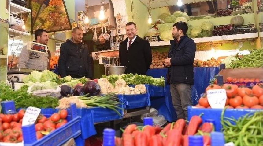 Başkan Yılmaz, Sebze Satıp Projeleri Anlattı