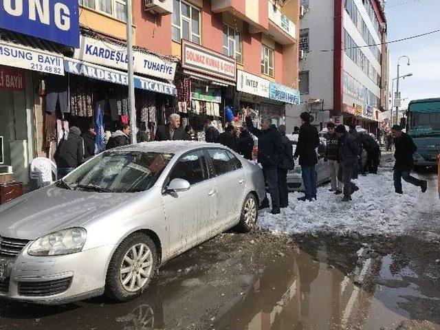 Bingöl’de 3 Aracın Üzerine Kar Düştü