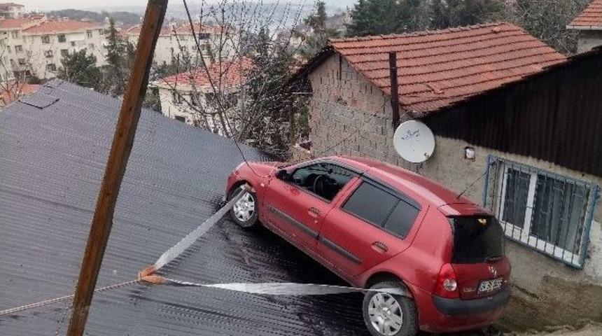 Fren Yerine Gaza Basan Kadın S&uuml;r&uuml;c&uuml;n&uuml;n Kullandığı Otomobil &Ccedil;atıya U&ccedil;tu