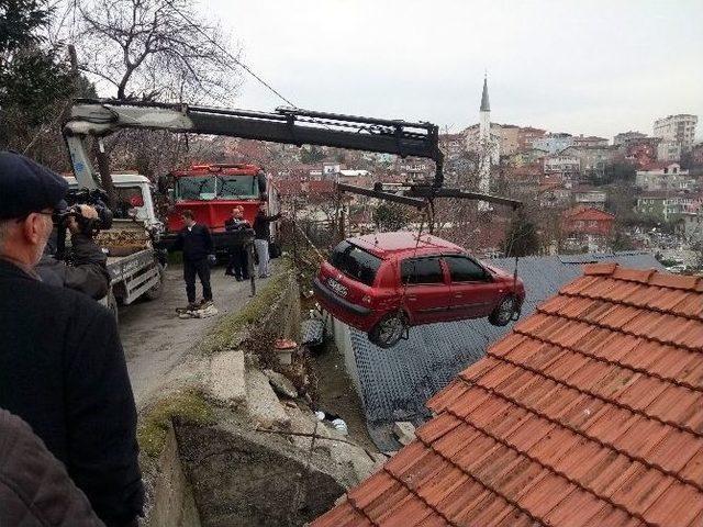 Fren Yerine Gaza Basan Kadın Sürücünün Kullandığı Otomobil Çatıya Uçtu