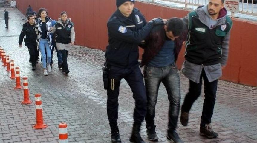 Uyuşturucu Operasyonunda G&ouml;zaltına Alınan 5 Kişi Adliyeye Sevk Edildi