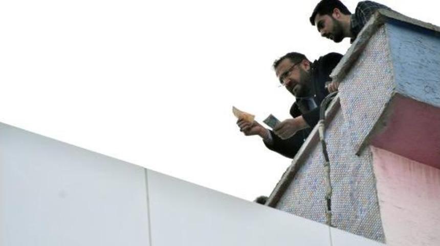 'kira Borcum Var' Diyerek Hastanenin &Ccedil;atısında Intihara Kalkıştı