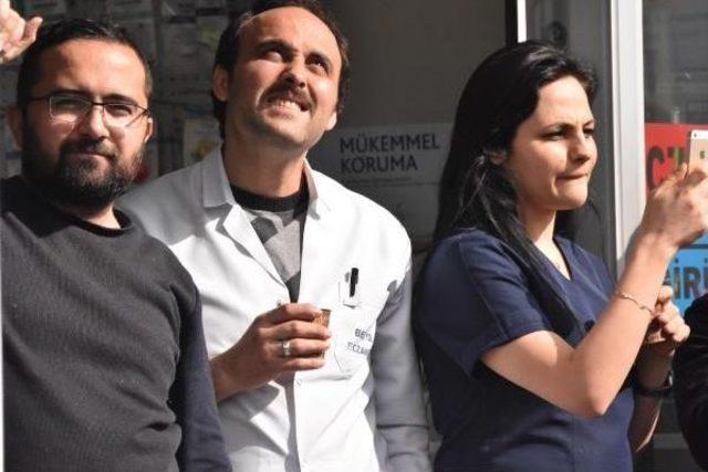  kira Borcum Var  Diyerek Hastanenin &Ccedil;atısında Intihara Kalkıştı 3