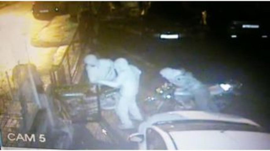 (&ouml;zel) Hırsızlar &Ccedil;aldıkları Motosikleti İterek G&ouml;t&uuml;rd&uuml;