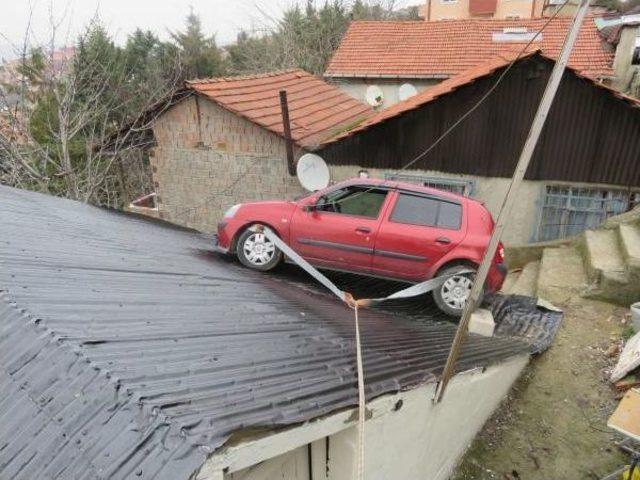 Otomobil Gecekondunun Üzerine Uçtu