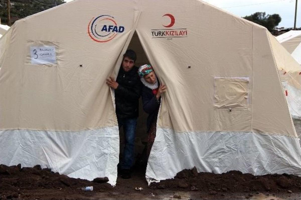 Deprem B&ouml;lgesinde Yağış Başladı