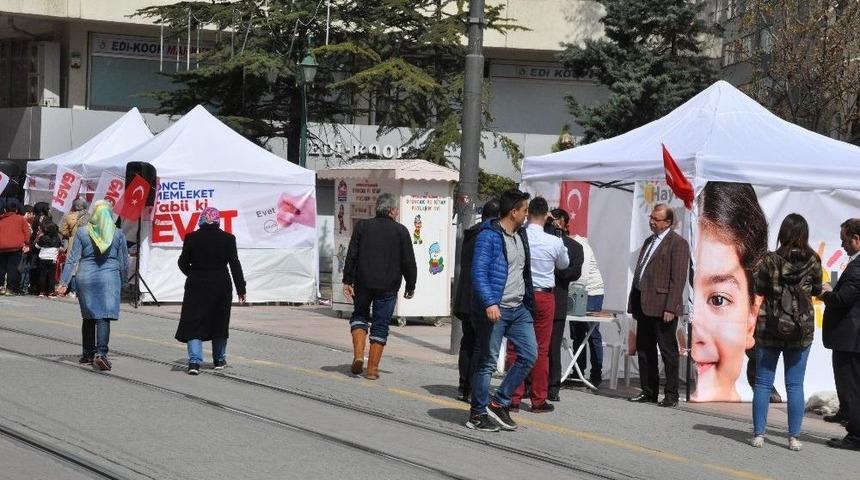 &rsquo;evet&rsquo; Ve &rsquo;hayır&rsquo; &Ccedil;adırları Yan Yana