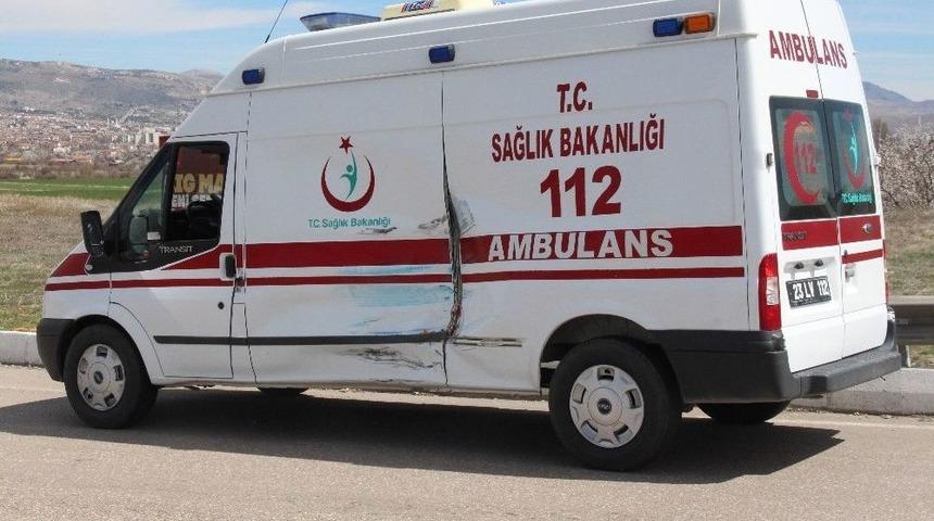 Elazığ&rsquo;da Ambulans İle Kamyonet &Ccedil;arpıştı: 3 &Ouml;ğrenci Yaralı