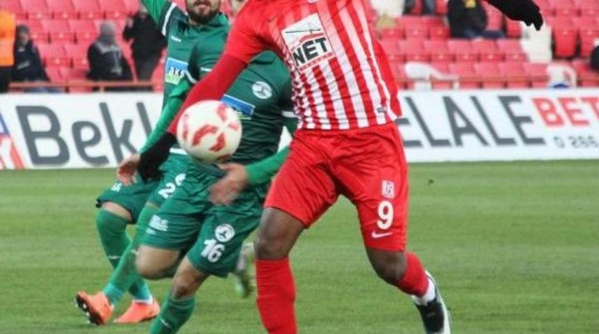Balıkesirspor'da Burak'a Yumurtalı Kutlama