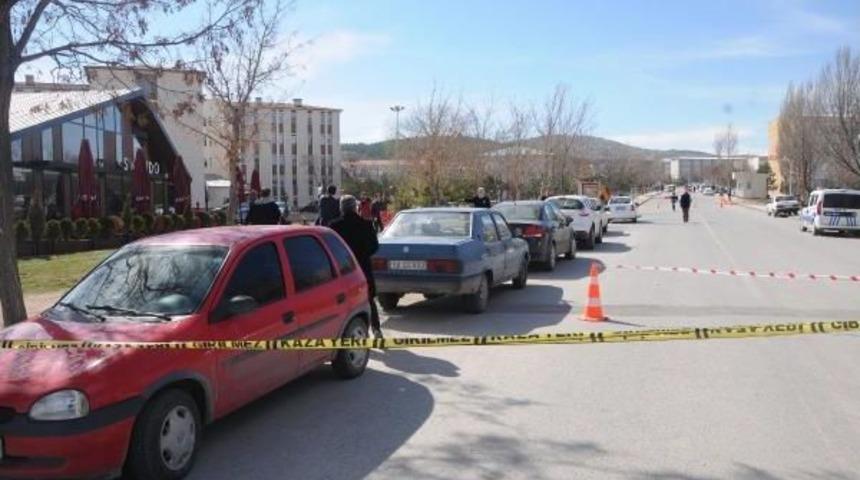 Üniversitede Iş Makinesinin Deldiği Doğalgaz Borusundan Sızıntı