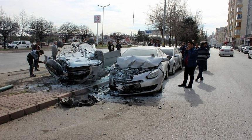 Takla Atan Otomobil 3 Haraca Zarar Verdi