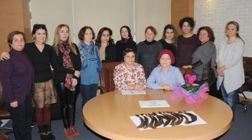 İş Kadınları Kansere Dikkat &Ccedil;ekmek I&ccedil;in Sa&ccedil;larını Kazıttı