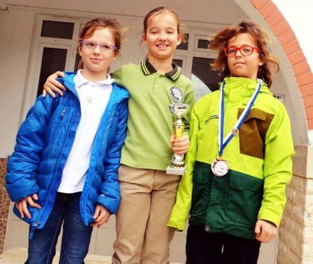 Bodrumlu Kayak&ccedil;ı &Uuml;&ccedil;&uuml;zlerden 3 Madalya 1