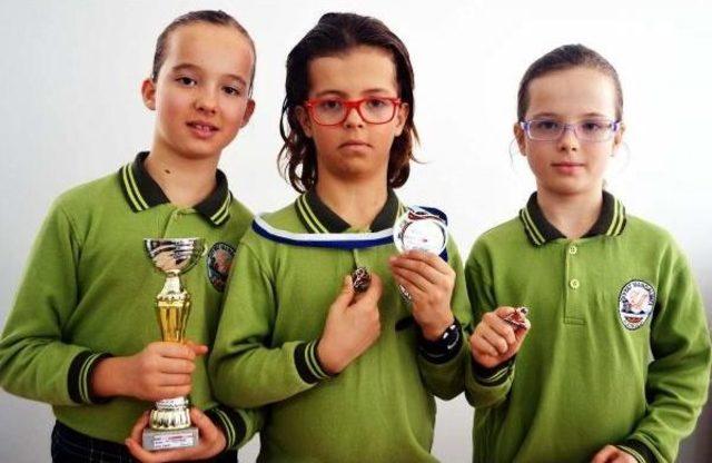 Bodrumlu Kayak&ccedil;ı &Uuml;&ccedil;&uuml;zlerden 3 Madalya 3