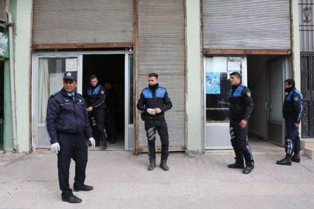 Suriyelilerin Bakkal G&ouml;r&uuml;n&uuml;ml&uuml; Ruhsatsız Diş Kliniğine Baskın 2