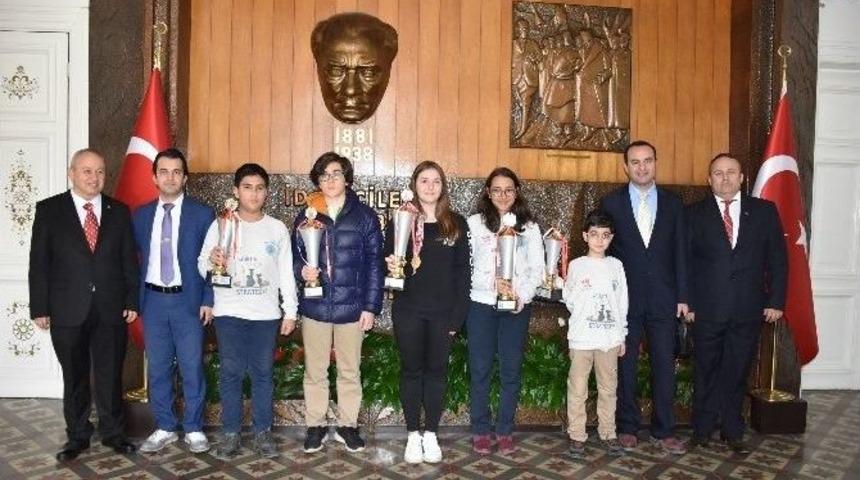 Vali G&uuml;ven&ccedil;er Satran&ccedil; Şampiyonlarını Ağırladı