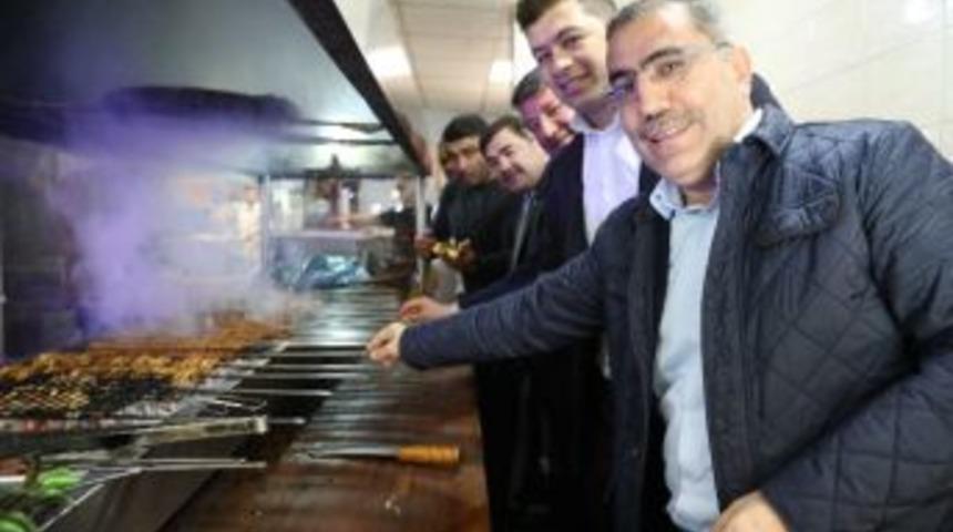 Başkan &Ccedil;elikcan&rsquo;dan Şampiyonlara Adana Kebabı