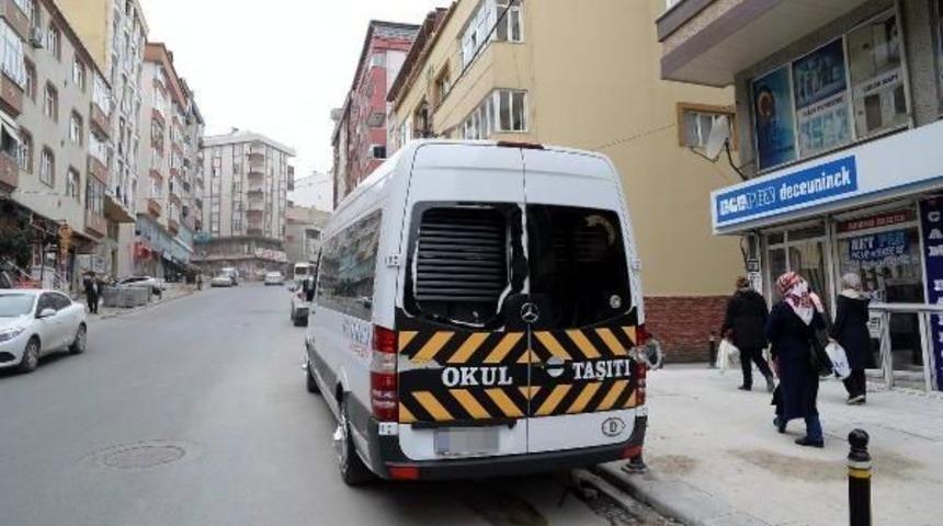 Yolcu Minib&uuml;s&uuml; Silahlı &Ccedil;atışmanın Ortasında Kaldı