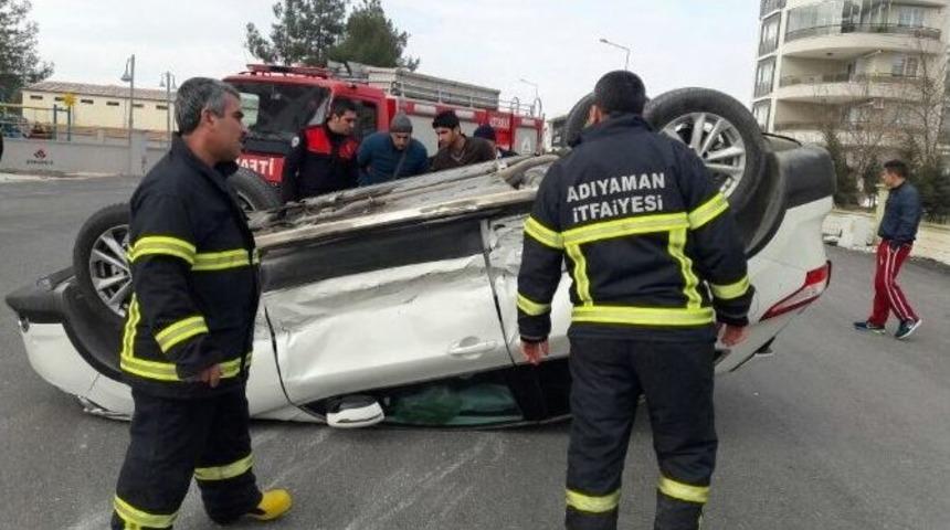 İki Otomobil &Ccedil;arpıştı: 2 Yaralı