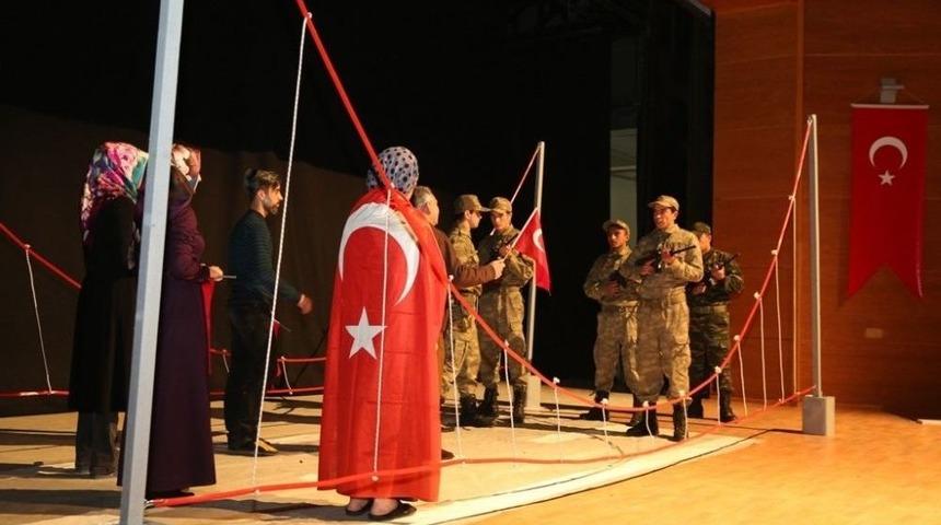 &lsquo;demokrasi Destanı&rsquo; Salona Ve Fotoğraflara Sığmadı