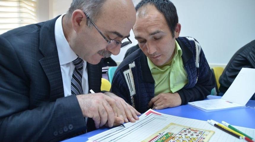 Engelliler, Mesleki Eğitim Yoluyla Engelsiz Hayata Projesi İle Desen Eğitimi Alıyor