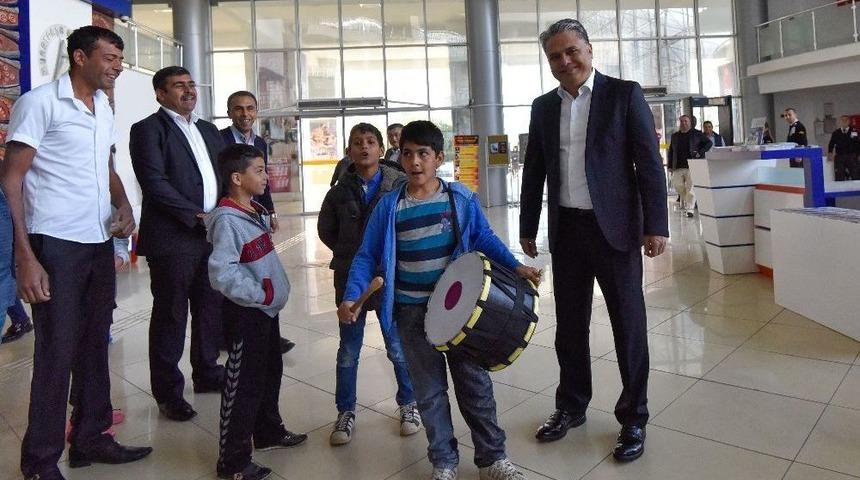 Bidondan Davul Yapıp Başkan Uysal&rsquo;a Mani Yazdılar