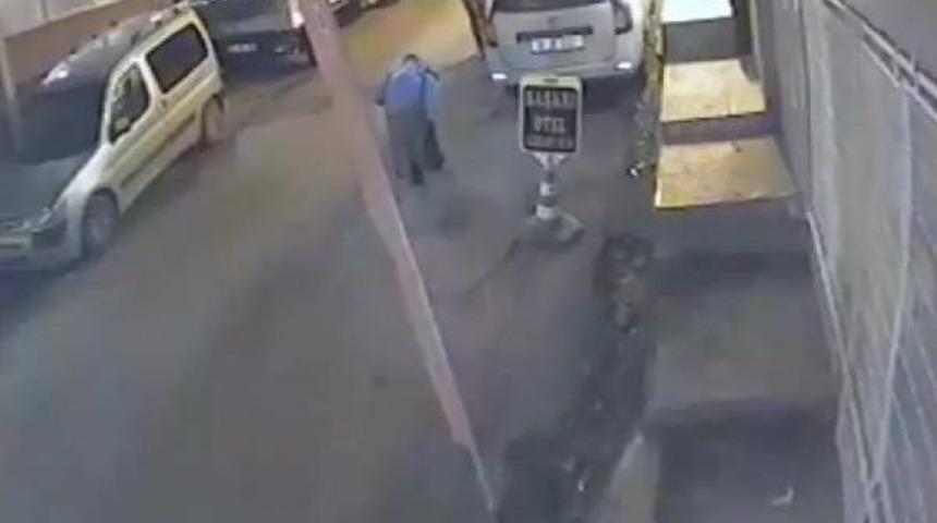 Yaşlı Kadının &Ccedil;antasını &Ccedil;alıp, Yerde S&uuml;r&uuml;kledi