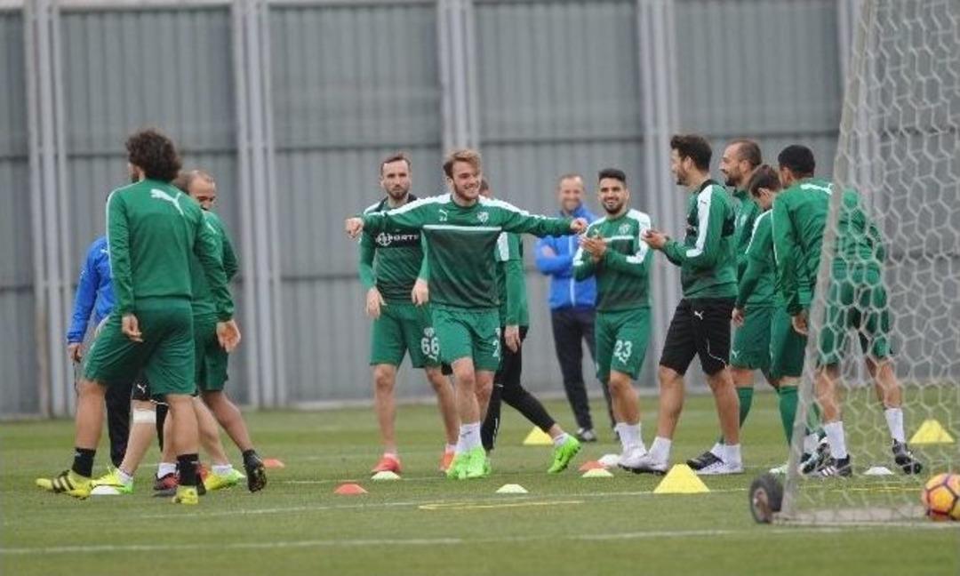 Bursaspor&rsquo;dan Fenerbah&ccedil;e Ma&ccedil;ı &Ouml;ncesi Neşeli Antrenman