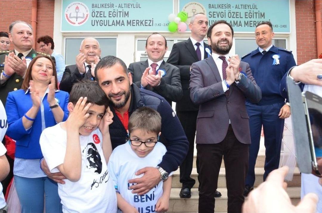 Eski Milli Futbolcu &Uuml;mit Karan&rsquo;dan Otizmli &Ccedil;ocuklara Destek