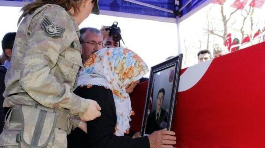 Şehit Uzman Onbaşı Yavşan'ın Cenazesi Toprağa Verildi