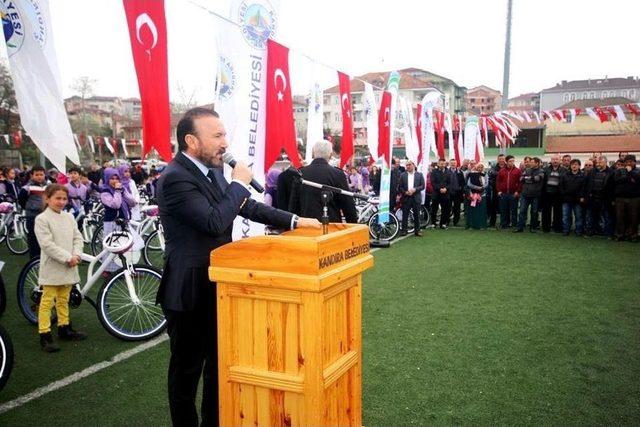 İzmit Belediyesi, Kandıra’da 690 Öğrenciye Bisiklet Dağıttı