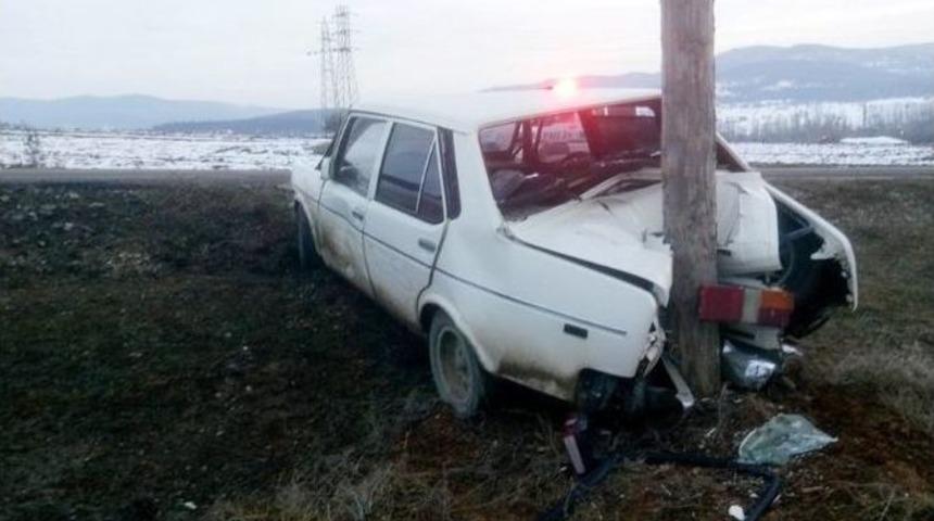 Polisin &lsquo;dur&rsquo; İhtarına Uymayan S&uuml;r&uuml;c&uuml;, Direğe &Ccedil;arptı