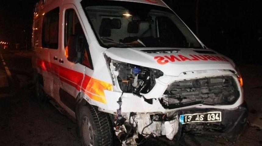 Elazığ&rsquo;da Ambulans İle Otomobil &Ccedil;arpıştı: 3 Yaralı