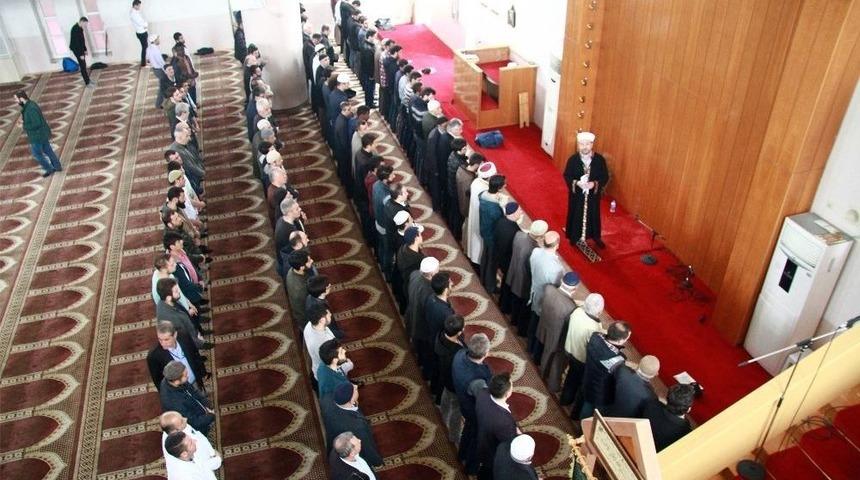 &Uuml;niversitelilerden İblid&rsquo;de &Ouml;ld&uuml;r&uuml;len Siviller İ&ccedil;in Gıyabi Cenaze Namazı