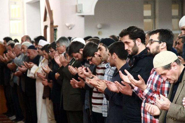 &Uuml;niversitelilerden İblid&rsquo;de &Ouml;ld&uuml;r&uuml;len Siviller İ&ccedil;in Gıyabi Cenaze Namazı 1