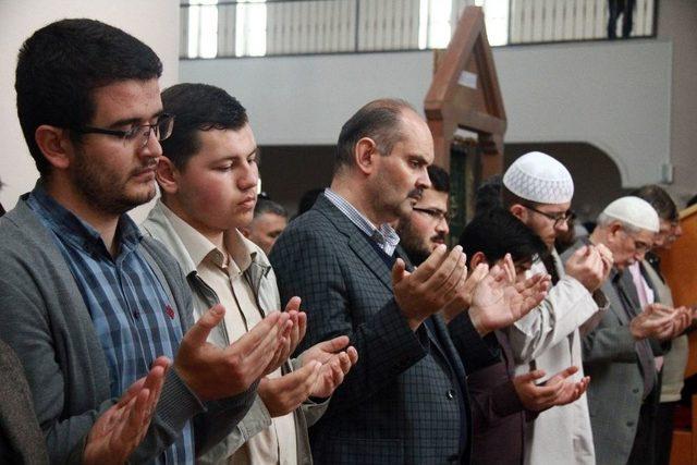 &Uuml;niversitelilerden İblid&rsquo;de &Ouml;ld&uuml;r&uuml;len Siviller İ&ccedil;in Gıyabi Cenaze Namazı 2