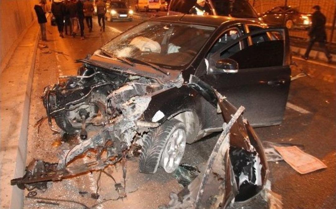 Otomobil Korkuluklara &Ccedil;arptı, Motoru 100 Metre İleriye Fırladı