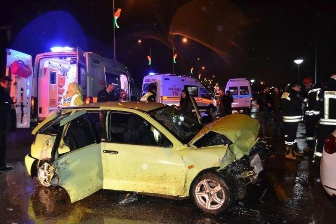 &Ouml;nce Aydınlatma Direğine Sonra Otomobile &Ccedil;arptı: 8 Yaralı