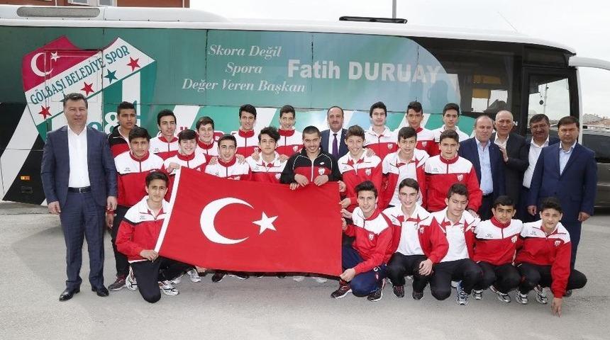 G&ouml;lbaşı Belediyespor U15 Futbol Takımı T&uuml;rkiye Şampiyonasına Yolcu Edildi