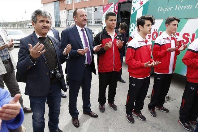 Gölbaşı Belediyespor U15 Futbol Takımı Türkiye Şampiyonasına Yolcu Edildi