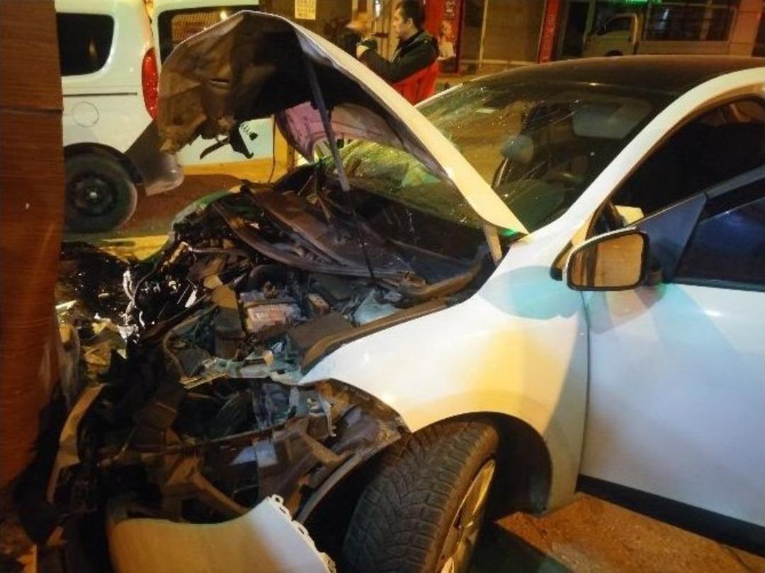 Alkoll&uuml; Ve Ehliyetsiz S&uuml;r&uuml;c&uuml; Polis Arabasına &Ccedil;arptı: 3 Yaralı