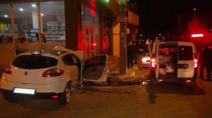 Alkoll&uuml; S&uuml;r&uuml;c&uuml; Polis Aracına &Ccedil;arptı: 3 Yaralı